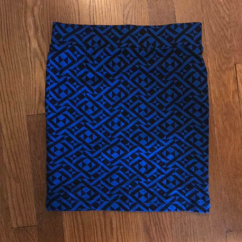 Bow tie pattern body con skirt